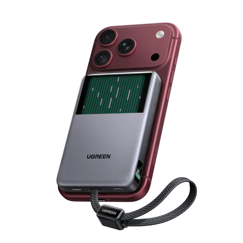 Powerbank magnetyczny UGREEN MagFlow Pro przyczepiony do iPhone'a, z widocznym okienkiem chłodzenia cieczą