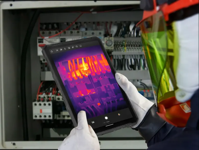 Elektryk sprawdza rozdzielnię kamerą termowizyjną tabletu Ulefone Armor Pad 6 Pro