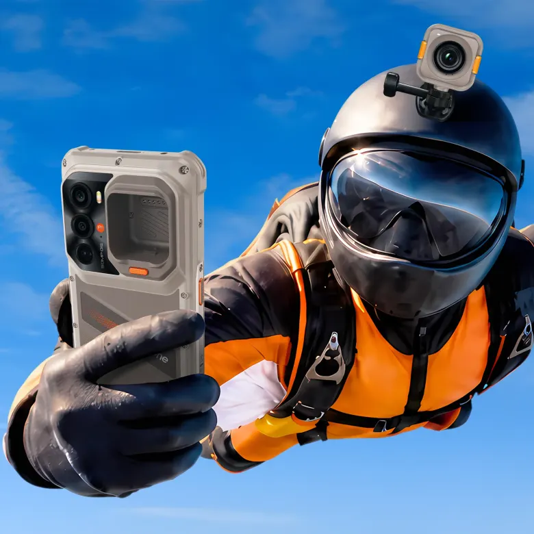 Skoczek spadochronowy z kamerą Xsnap Go na kasku i telefonem RugOne Xsnap 7 Pro w dłoni