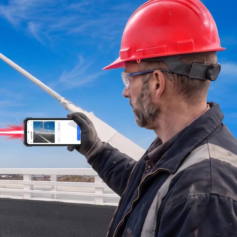 Pracownik w kasku mierzy odległość dalmierzem laserowym w telefonie Ulefone Armor 35 Pro