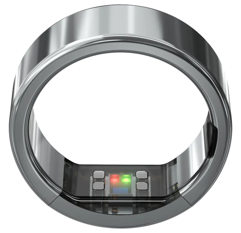 Srebrny Ultrahuman Ring PRO z widocznymi czujnikami po wewnętrznej stronie