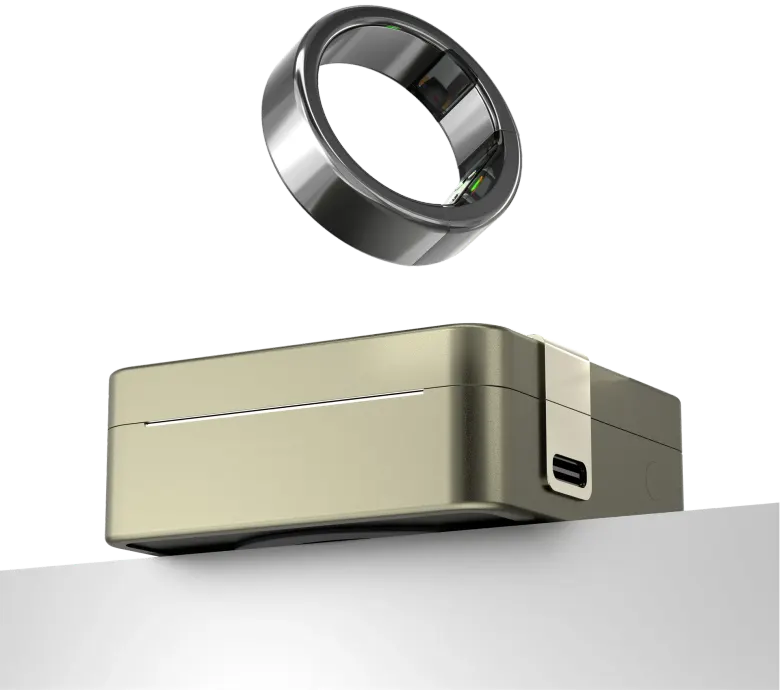 Ultrahuman Ring PRO unoszący się nad etui ładującym PRO Charger
