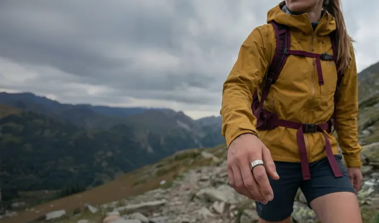 Turystka w górach z pierścieniem Ultrahuman Ring PRO na palcu