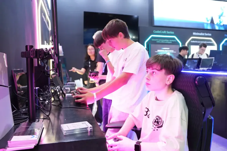 Zwiedzający grają na monitorach przenośnych z serii Blaze Gaming na stoisku UPERFECT
