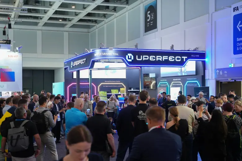 Tłum zwiedzających przy stoisku UPERFECT z monitorami przenośnymi na targach IFA 2026 w Berlinie