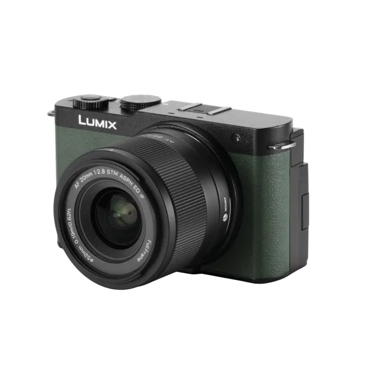 Zielony aparat Panasonic LUMIX z obiektywem Viltrox AF 20 mm F2.8 Air L na białym tle