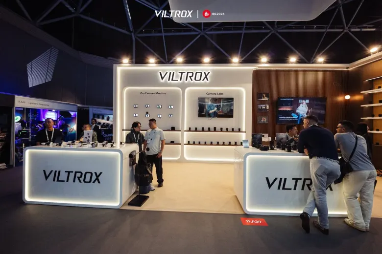 Podświetlone stoisko Viltrox na targach IBC 2026 w Amsterdamie z gablotami pełnymi obiektywów