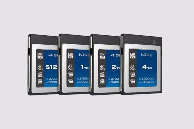 Cztery karty Wise CFexpress 4.0 Type B MK-IV o pojemności 512 GB, 1 TB, 2 TB i 4 TB na szarym tle