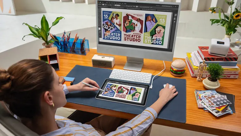 Kobieta rysuje na tablecie XPPen Magic Pro 13 podłączonym do komputera, na monitorze widać ten sam projekt