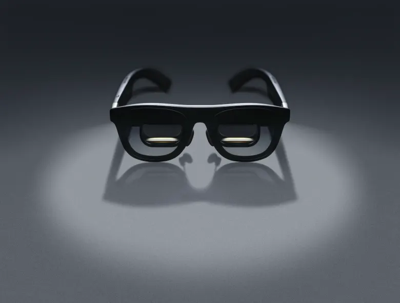 Okulary AR XREAL One Pro z widocznymi modułami optyki X-Prism