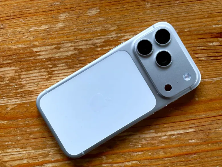 iPhone 17 Pro – tył obudowy z aparatami