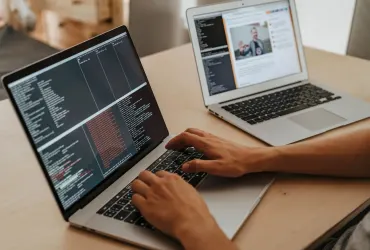 Praca z plikami na laptopie