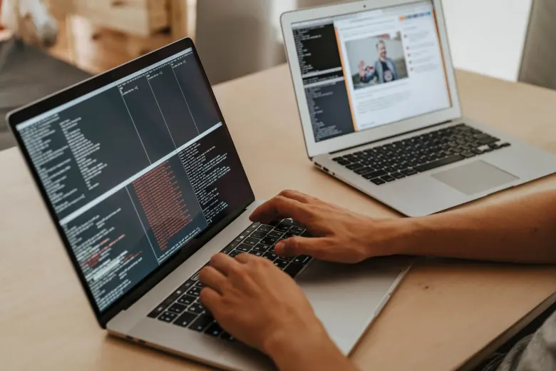 Praca z plikami na laptopie