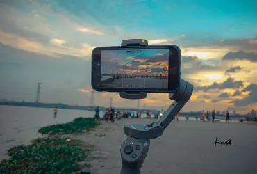 Smartfon zamocowany w gimbalu DJI Osmo Mobile