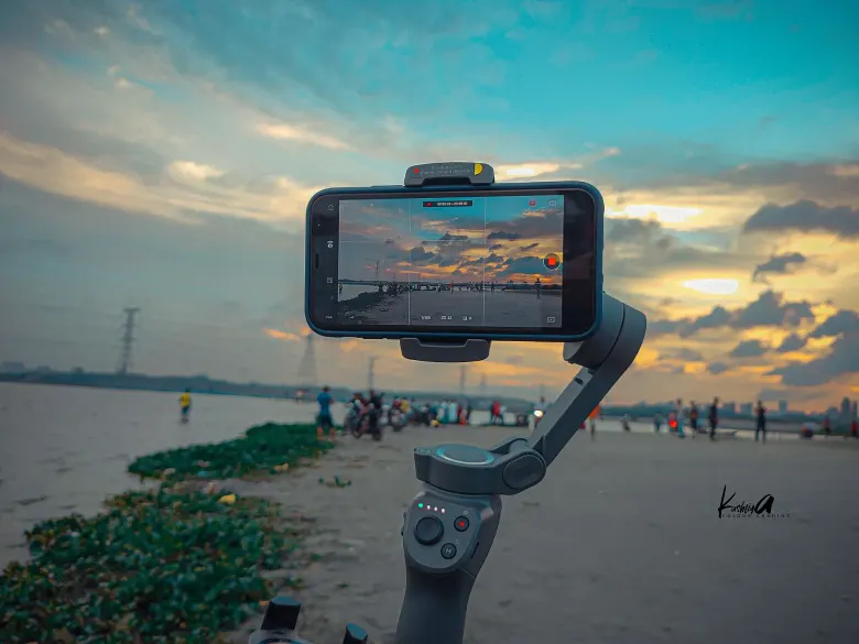 Smartfon zamocowany w gimbalu DJI Osmo Mobile